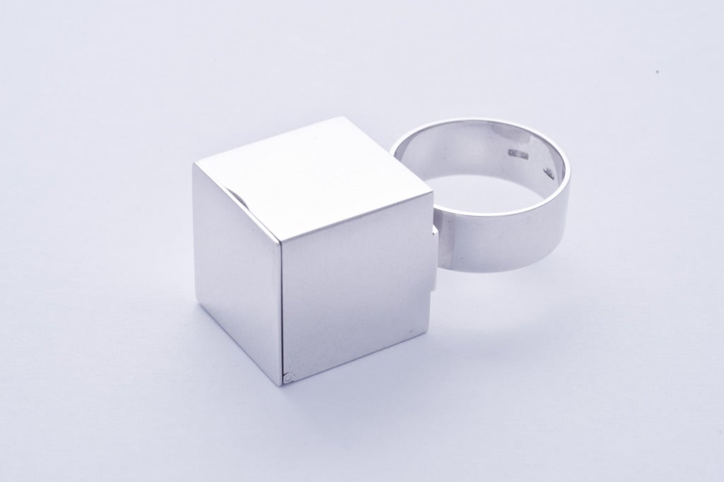 18k white gold ring named 