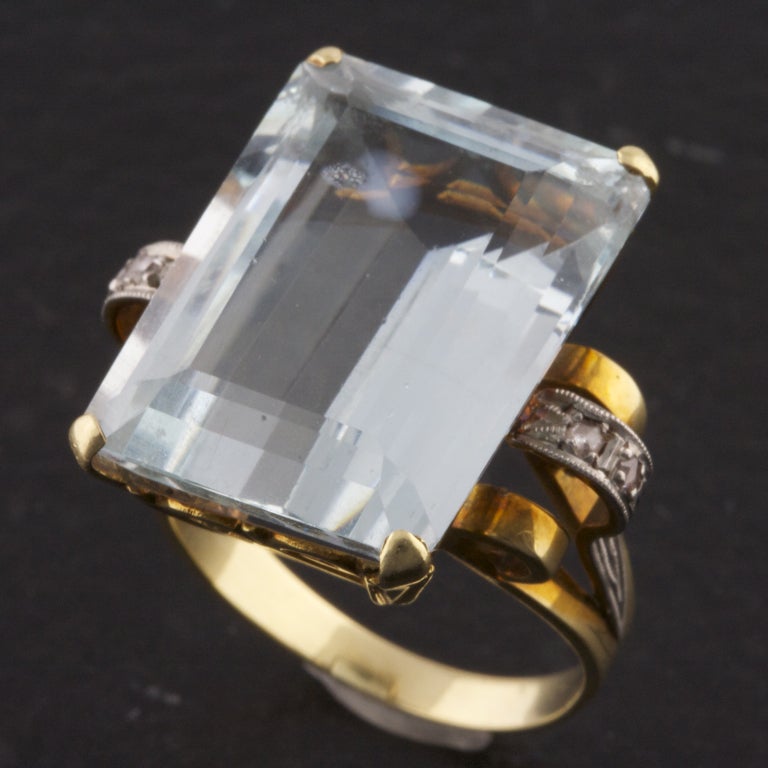 This impressive 22 carat aquamarine stone is set in an exquisite 18k yellow gold band subtly accented by diamonds.

Ring size: 7