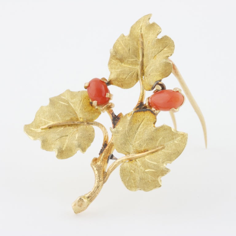 Broche hoja Mario Buccellati de oro de 18 quilates con coral. Excelente mano de obra.  Extrema atención al diseño y al detalle.

Firmado M Buccellati.