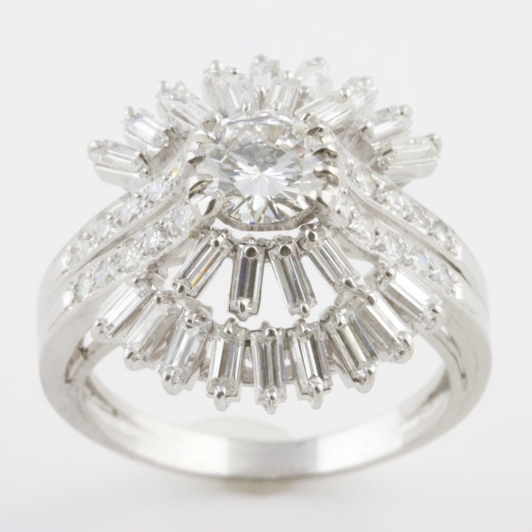 Einzigartiger und ungewöhnlicher Platinring mit einem Diamanten von 0::80 Karat in der Mitte. Umgeben von Diamanten im Rundschliff und Baguette mit einem Gewicht von ca. 2::00 ct.