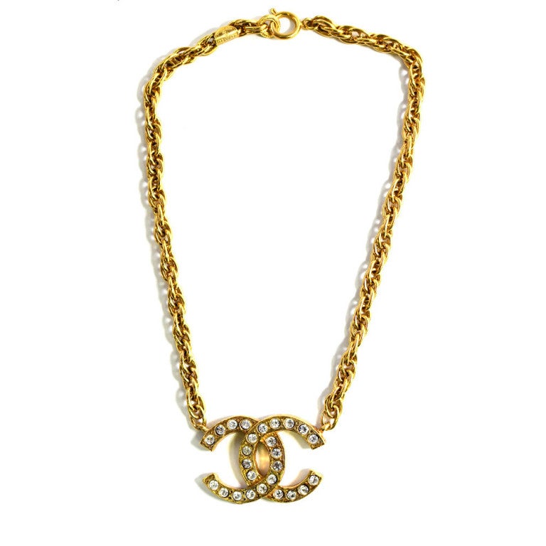 Authentic Vintage Chanel Necklace with Rhinestone Chanel Pendant

Measurements : 17.5