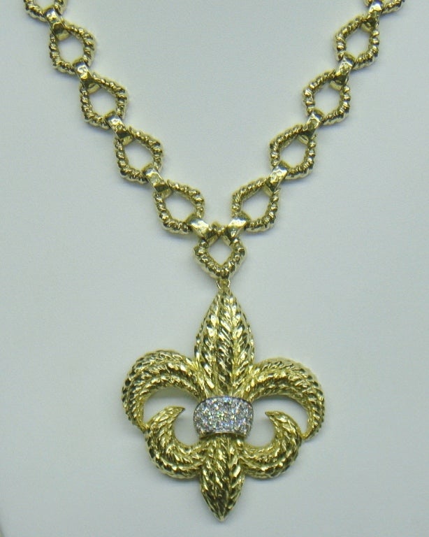DAVID WEBB Gold Diamond Fleur-de-Lys Pendant Chain Necklace In Excellent Condition For Sale In New York , NY