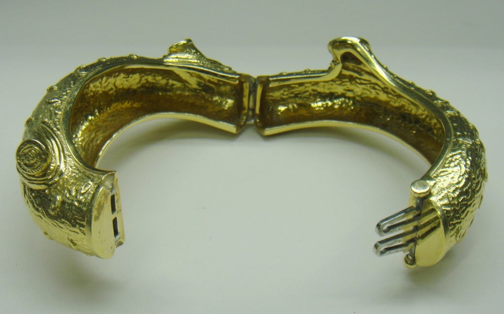 Women's Nicholas Varney Yellow Gold Naturalistic Form Bangle Bracelet For Sale