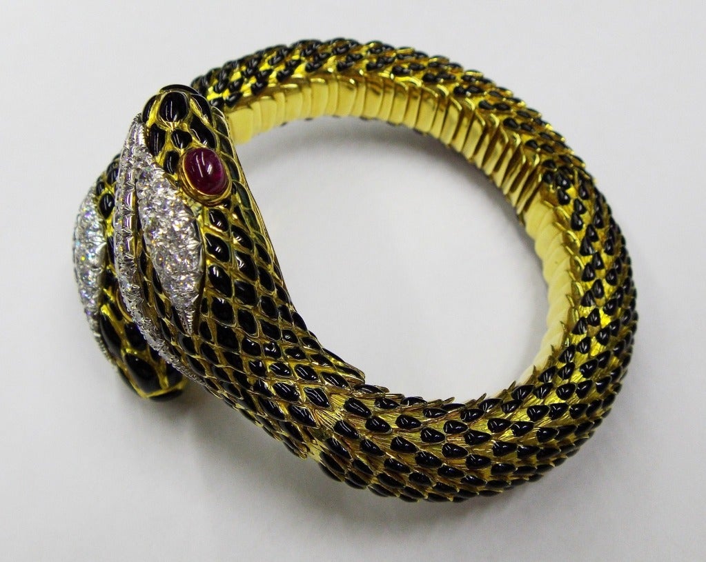 DAVID WEBB Gold Platinum Enamel Diamond Ruby Snake Bangle Bracelet In Excellent Condition For Sale In New York , NY