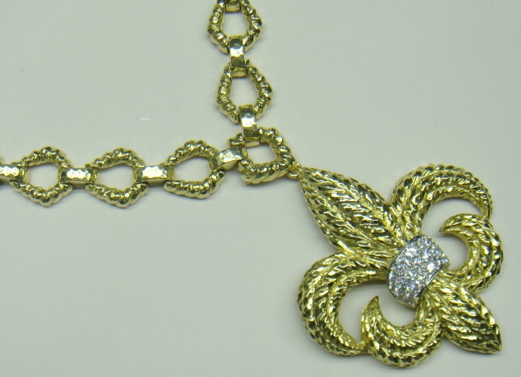 DAVID WEBB Gold Diamond Fleur-de-Lys Pendant Chain Necklace For Sale 1