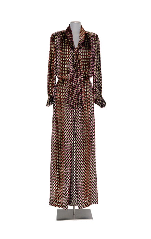 celine-Kleid aus den 80er Jahren aus einem wunderschönen Seidensamt mit Ausbrenner-Punkten. 
In ausgezeichnetem Zustand. 
Für die perfekte Passform nehmen Sie bitte die Maße in Zoll. 
Sh bis SH 16