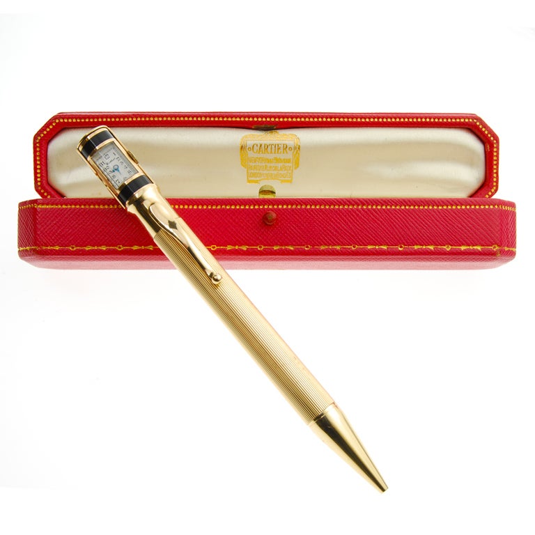 18ct gold propelling pencil with a cylindrical shape by Cartier. The rotating watch is ornamented with black lacquer.