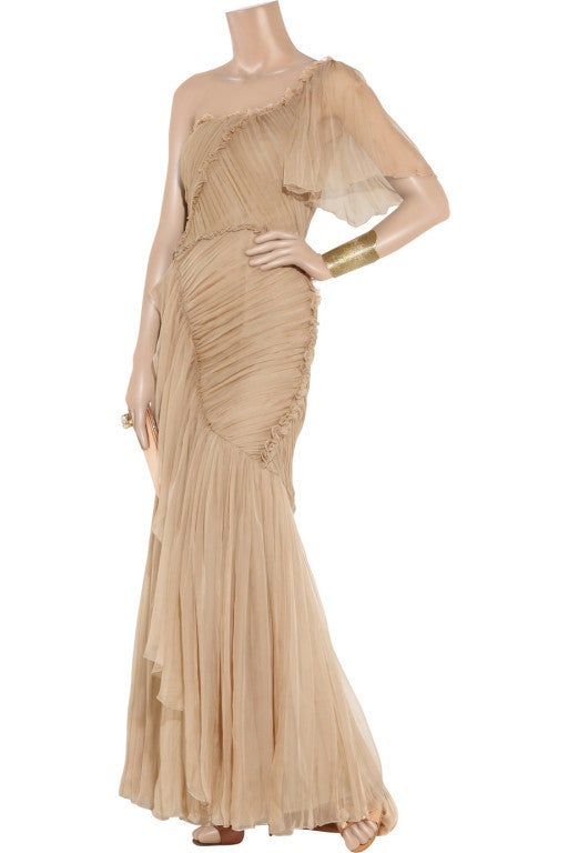 Alberta Ferretti's Delicate Silk-Chiffon Gown Makes A Beautifully Ethereal Choice For Your Next Special Event. The Romantic One -Shouldered Nude Gown Features Asymmetrical Draping And A Fishtail Hem.
Brand New With Tags.Size 42 It Or 6 Us.Made In