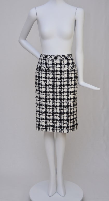 Chanel Houndstooth skirt with black/white sequin embellished fabric.
New with tags.Size 36Fr.
Made in France.Collection 2005.
Skirt measure:Waist 14