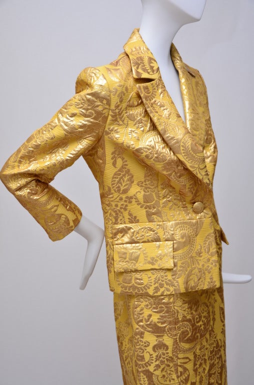 Julien MacDonald Gold Brocade print suit .New with tags.Size 42 IT.
Skirt/Jacket suit.Made in Italy.Fabric contents:92% cotton,8% viscosa,lining:50% acetate,50% viscosa.
Final sale.