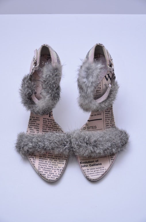 John Galliano newspaper print sandals.Lightly worn.Great condition.
Rabbit fur on the front strap and arround ankle.Size 36 1/2.
Original dust bag included.
Final sale.