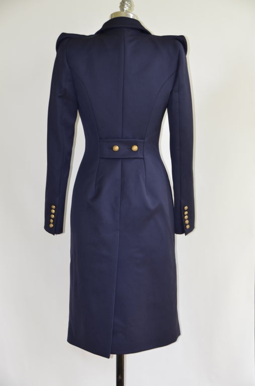 Size 40Fr.Made In Italy.
Beautiful Velvet Fabric Around Collar With Gold Buttons In The Front And 2 On The Back Of The Coat.5 Buttons On Each Sleeve.Padded Shoulders.
Color Is Navy/Dark Blue.
Fabric Contents:95% Wool,5% Cotton,Silk Lining.
Coat