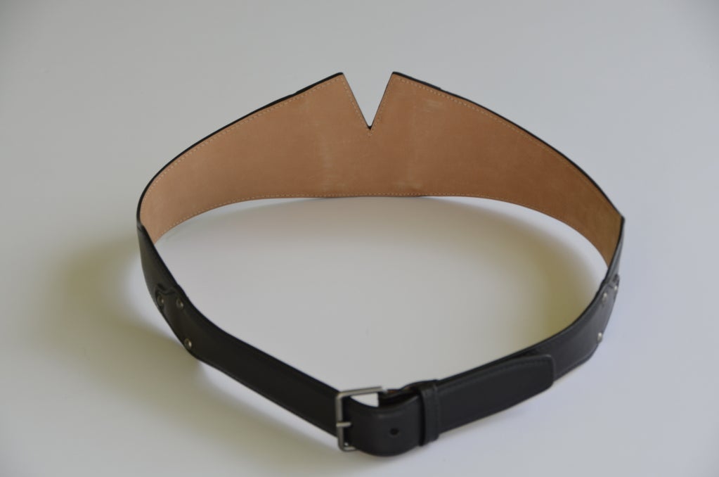 Azzedine Alaia leather belt.Size 85.Made in Italy.New with white paper  store tag.
Excellent condition.
Belt measurements:buckle to first hole:33