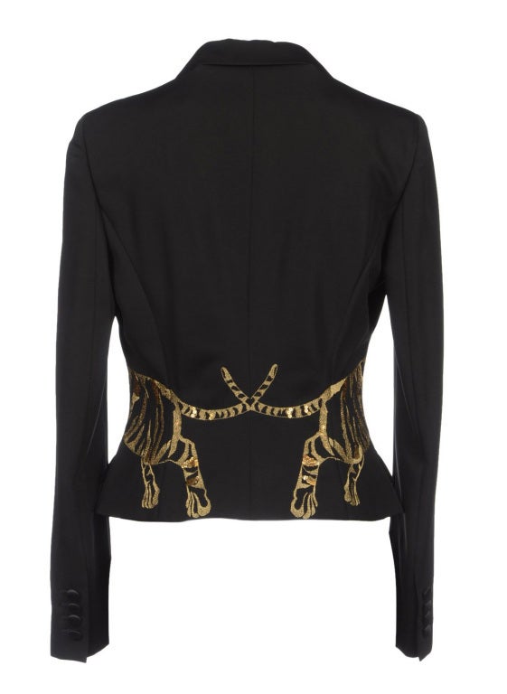 Alexander McQueen Tiger bestickte Jacke aus der Kollektion 2008. 
Zusammensetzung: 52% Viskose:: 48% Schurwolle
Erstaunliches und seltenes Stück aus der Alexander McQueen Herbst 2008 Kollektion.   Prächtige Stickerei mit Pailletten und Strasssteinen