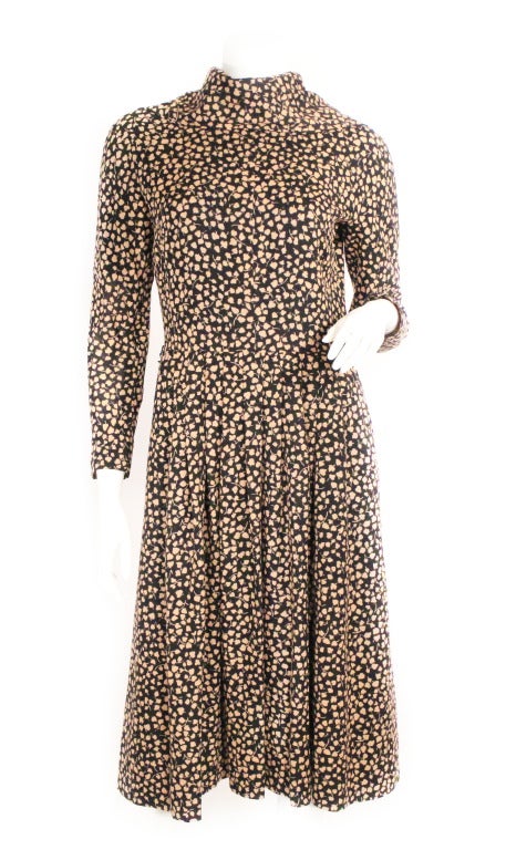 Pauline Trigere printed dress circa 1970s. This dress features a very pretty 
