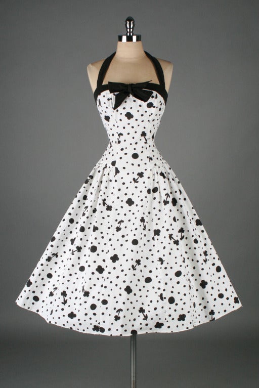 vintage 1950's dress

* white and black cotton
* floral and dots print
* detachable halter strap
* matching cape
* full skirt
* metal back zipper

condition | excellent

fits like modern size s/m

length 44