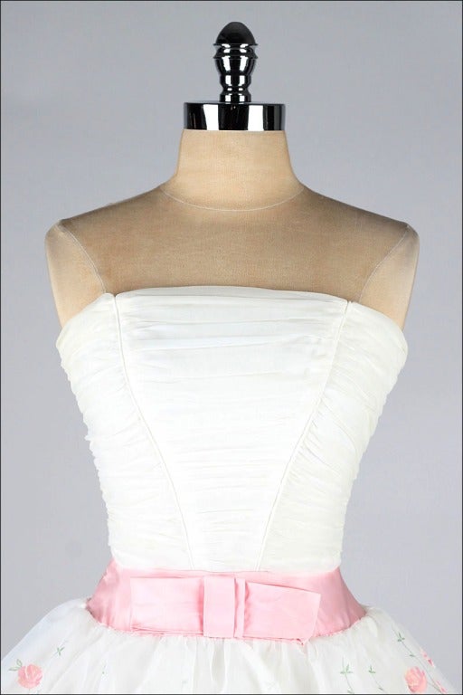 vintage 1950's dress

* white chiffon
* pink satin waist band
* flocked floral print
* scalloped tiered skirt
* strapless bodice with stays
* tulle and acetate linings
* metal back zipper
* by Fred Perlberg

condition | excellent

fits