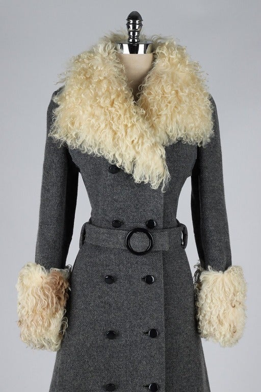 vintage 1970's coat

* charcoal gray wool
* curly lamb fur trim
* button front closure
* original belt
* besom pockets
* acetate lining

condition | excellent

fits like s/m

length 43