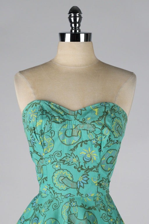 vintage 1950's dress

* seafoam green cotton
* strapless bodice with stays
* gorgeous print
* full skirt
* metal back zipper
* cotton lined bodice
* by Tiana Pittelle

condition | excellent - one factory flaw at back left panel where a