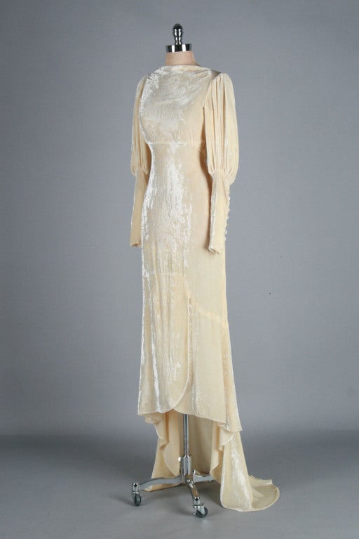 Vintage 1930's Silk Velvet Wedding Dress In Excellent Condition In Hudson on the Saint Croix, WI