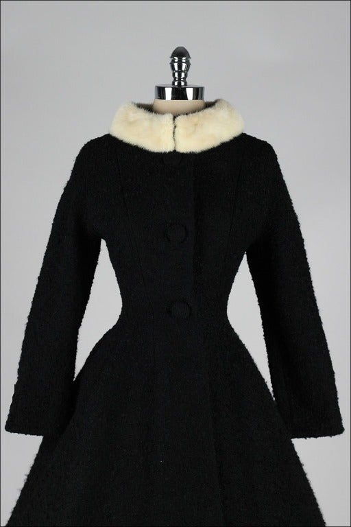 cappotto vintage anni '50

* bouclè di lana nera
* Collare di visone bianco
* Fodera in acetato
* Chiusura frontale con bottoni
* tasca della besom
* gonna intera
* stile fit and flare
* da Lilli Ann

condizione | eccellente

si adatta