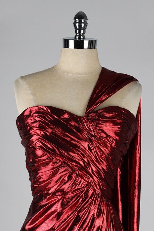 vestido vintage años 80

* rojo metálico líquido
* forro de acetato
* un hombro con faja
* corpiño sin tirantes con varillas
* cremallera trasera
* por Victor Costa

encaja como mediano

longitud 51