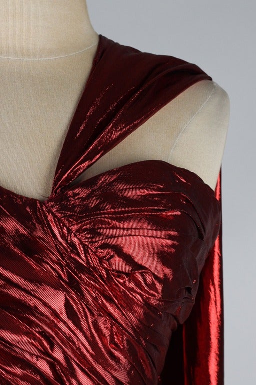 Vintage Años 80 Victor Costa Vestido de un hombro rojo líquido metalizado en Excelente Estado en Hudson on the Saint Croix, WI