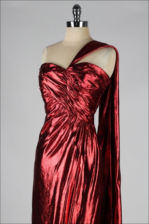 De las mujeres Vintage Años 80 Victor Costa Vestido de un hombro rojo líquido metalizado