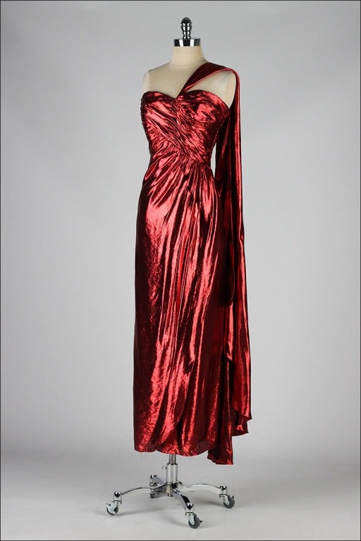 Vintage Años 80 Victor Costa Vestido de un hombro rojo líquido metalizado 1