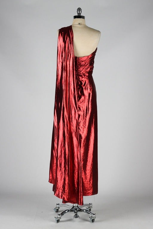 Vintage Años 80 Victor Costa Vestido de un hombro rojo líquido metalizado 2