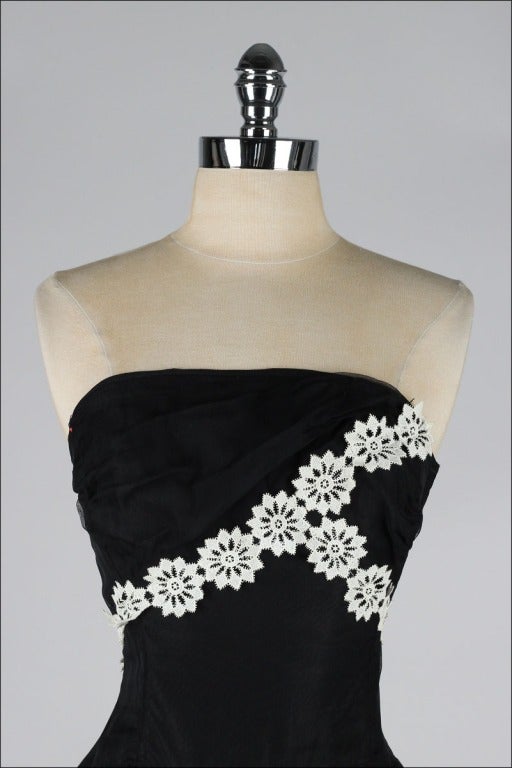vintage 1940's dress

* black fine mesh
* acetate lining
* metal side zipper
* strapless bodice
* white flower appliques

condition | excellent

fits like xs/s

length 50
