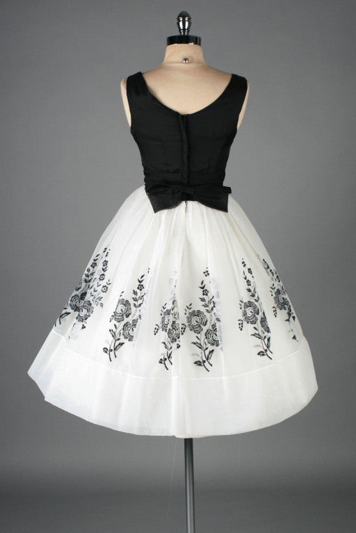 Vestido de cóctel vintage de 1950 de gasa blanca flocada con motivos florales 5