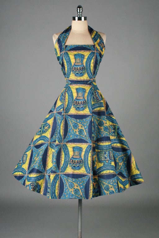 vintage 1950's dress

* blue and gold cotton
* pottery bottles novelty print
* halter neckline
* full skirt
* fitted bodice with back stays
* metal side zipper

condition | excellent

fits like size s

length 46