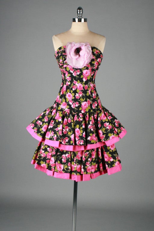 vintage 1980's dress

* black and fuschia floral print
* strapless with stays
* tiered skirt
* accetate and tulle linings
* back zipper
* deadstock with tags attached
* by Victor Costa

condition | perfect

fits like size small

length