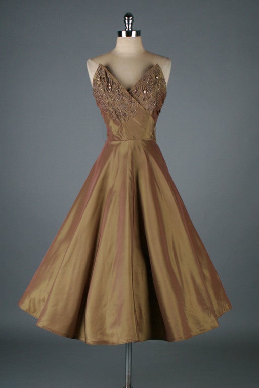 vintage 1950's dress

* bronze acetate
* beaded soutache details
* prong set rhinestones
* strapless bodice with stays
* optional narrow shoulder straps
* matching bolero jacket
* metal side zipper
* by Emma Domb

condition |