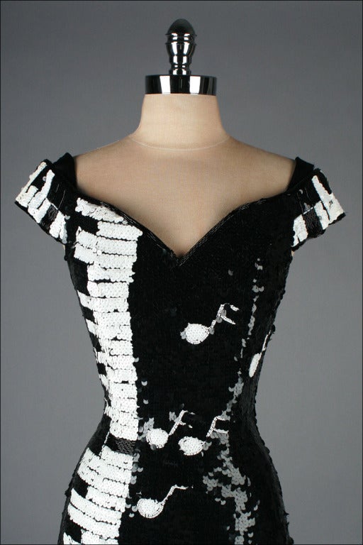 vintage 1980's dress

* black and white sequins
* piano keys and music notes print
* off shoulder bodice
* back zipper
* stretchy polyester

condition | excellent

fits like s/m

length 38