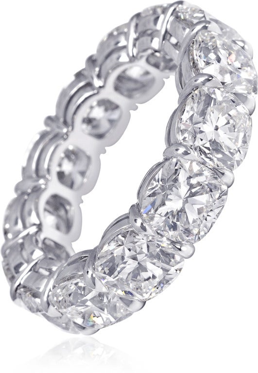 Anneau de mariage fabriqué à la main. Chaque diamant de taille coussin a une moyenne de 0,75.  Chaque diamant est individuellement certifié GIA  .  9.47 carats au total.  Cette bague a une brillance incroyable.