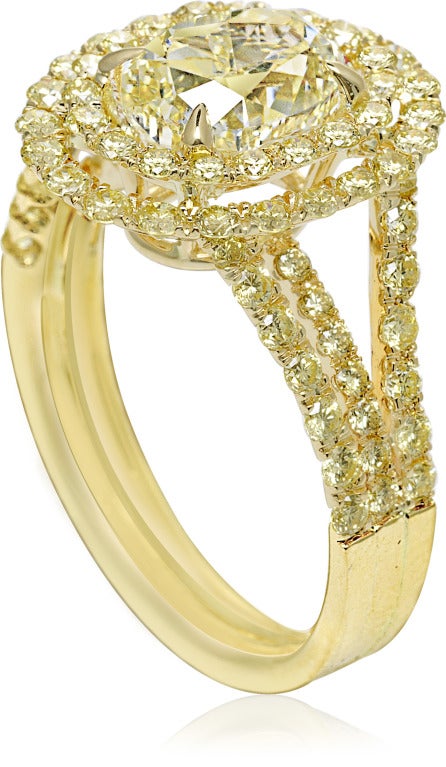 Eine kreative Fassung mit viel mehr Diamantenreihen als üblich.  Set mit einem 2,04 Karat ovalen fancy gelben Diamanten in der Mitte.  Dieser Verlobungsring ist anders als die meisten.