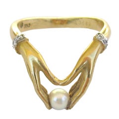 Carrera Y Carrera Ladies Hands Holding Pearl Gold Ring