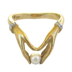 Ladies 18k Gold Ring *hands Holding Pearl* Carrera Y Carrera