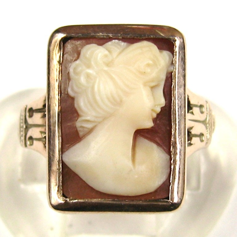 Lovely Lady Cameo Gold