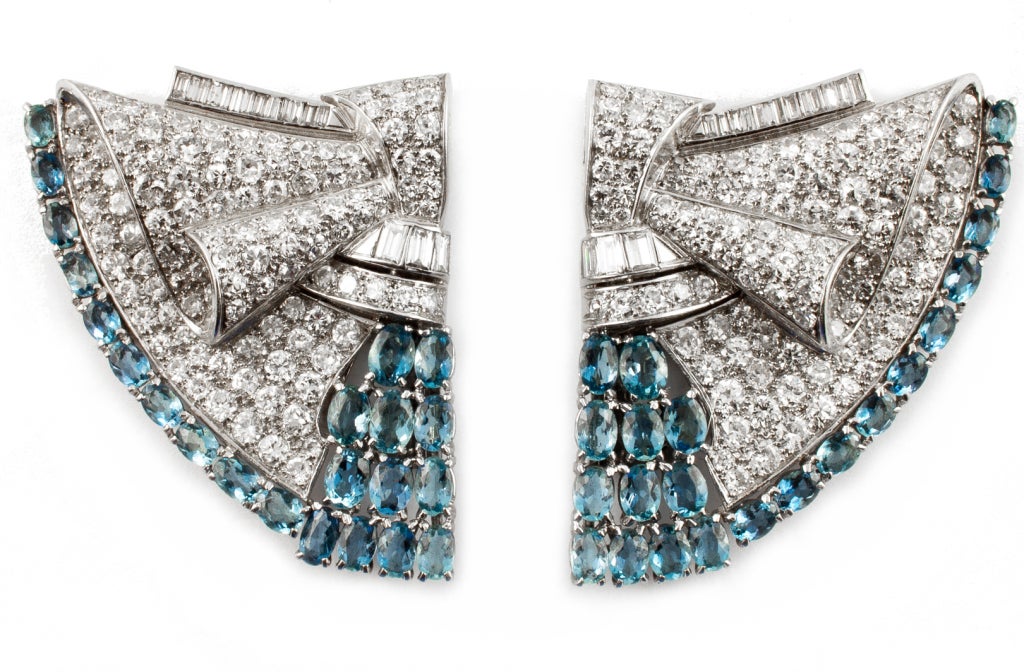 Art Deco Aquamarine Diamond Platinum Double Clip Brooch In Excellent Condition For Sale In Milano, IT