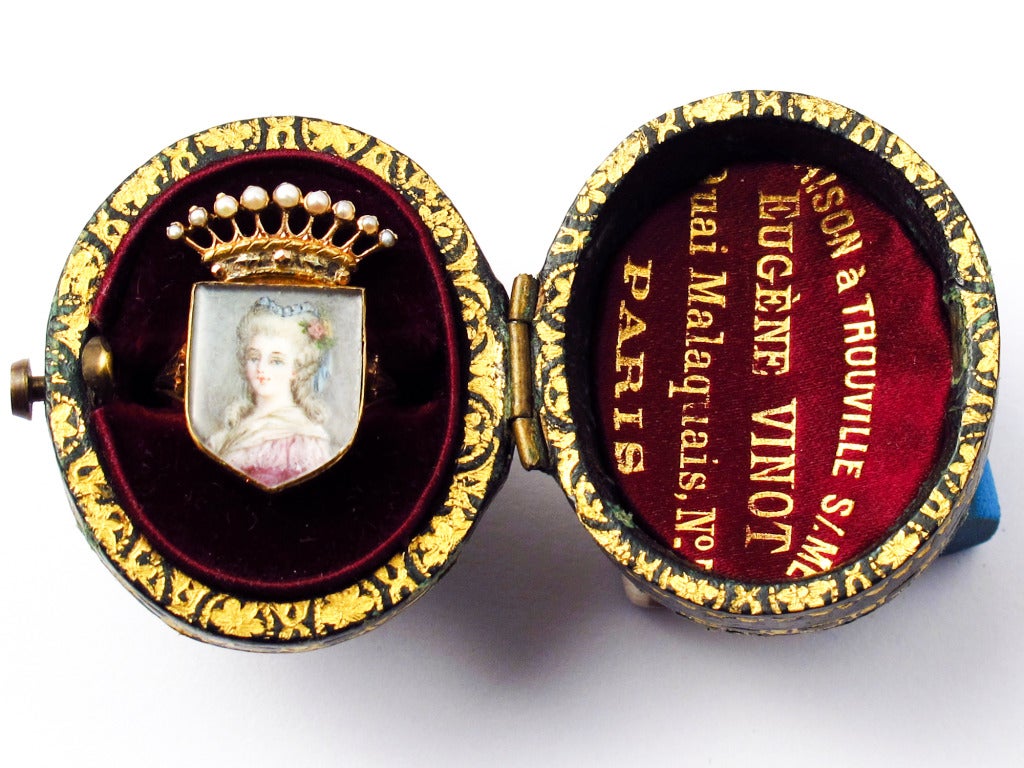 An antique yellow gold ring depicting Marie Antoinette of France as a young princess. On the top there is a countess crown with pearls. In original leather fitted box.