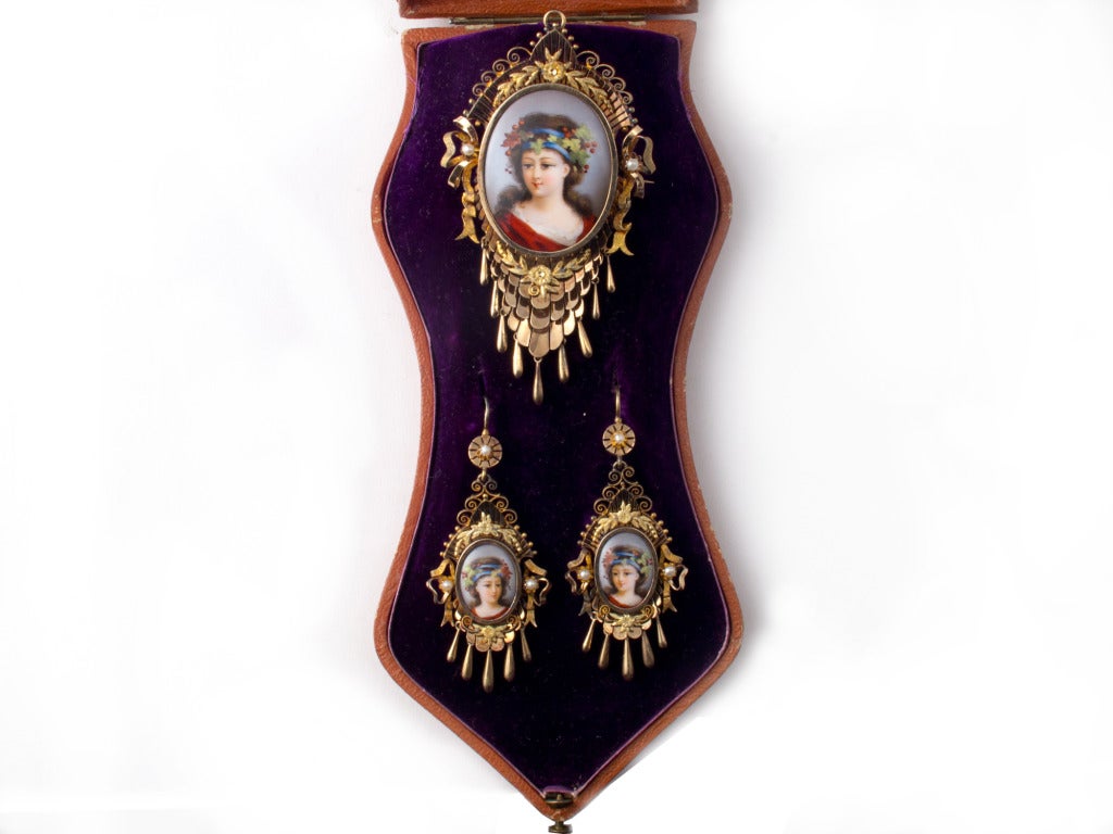 A yellow gold and miniature parure composed of a pendant and a pair of earrings. Reign of the two Sicilies (Naple), 1860.