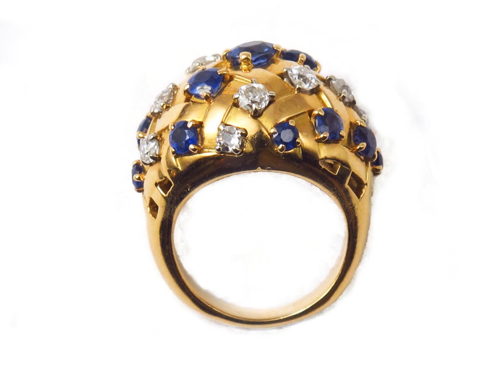 A retro yellow gold, daimond and sapphire cocktail ring. 1940 c.a. American. 14 carats gold. French controll allmarks.