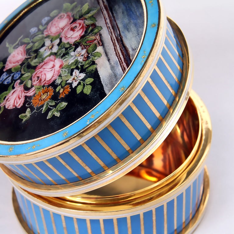 Wonderful  round striped  box , one of a kind piece For Sale 1