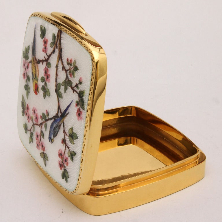Parrots Perched on Peach Blossom Branch Enamel Silver Gold Mother of Pearl Box In Good Condition For Sale In Sarezzo, IT