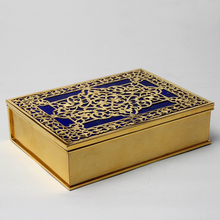 One of a kind Luxury box lapislazzuli from Afghanistan and silver sterling 925 with 24 k gold,designed with arabesque decoration as per historical drawing
Ideal for holding precious religious books or personal objects as jewelery,it is entirely