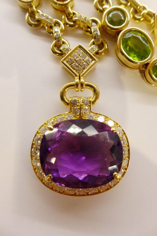 Yellow gold, diamonds and colored stones Cartier necklace. The chain is set with 6 peridots for 10 carats, 6 citrines for 10,75 carats, 6 amethysts for 5,84 carats and 4 aquamarines for 3,01 carats. It supports a large amethyst pendent weighting