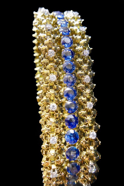 A yellow and white gold André Col bracelet set in the center with 40 round cut Sri Lanka sapphires and 20 small diamonds on each side.
Sapphires weight : Approximately 10 carats.
Diamonds weight : Approximately 1,20 carat.
Length : 18,5 cm
Circa